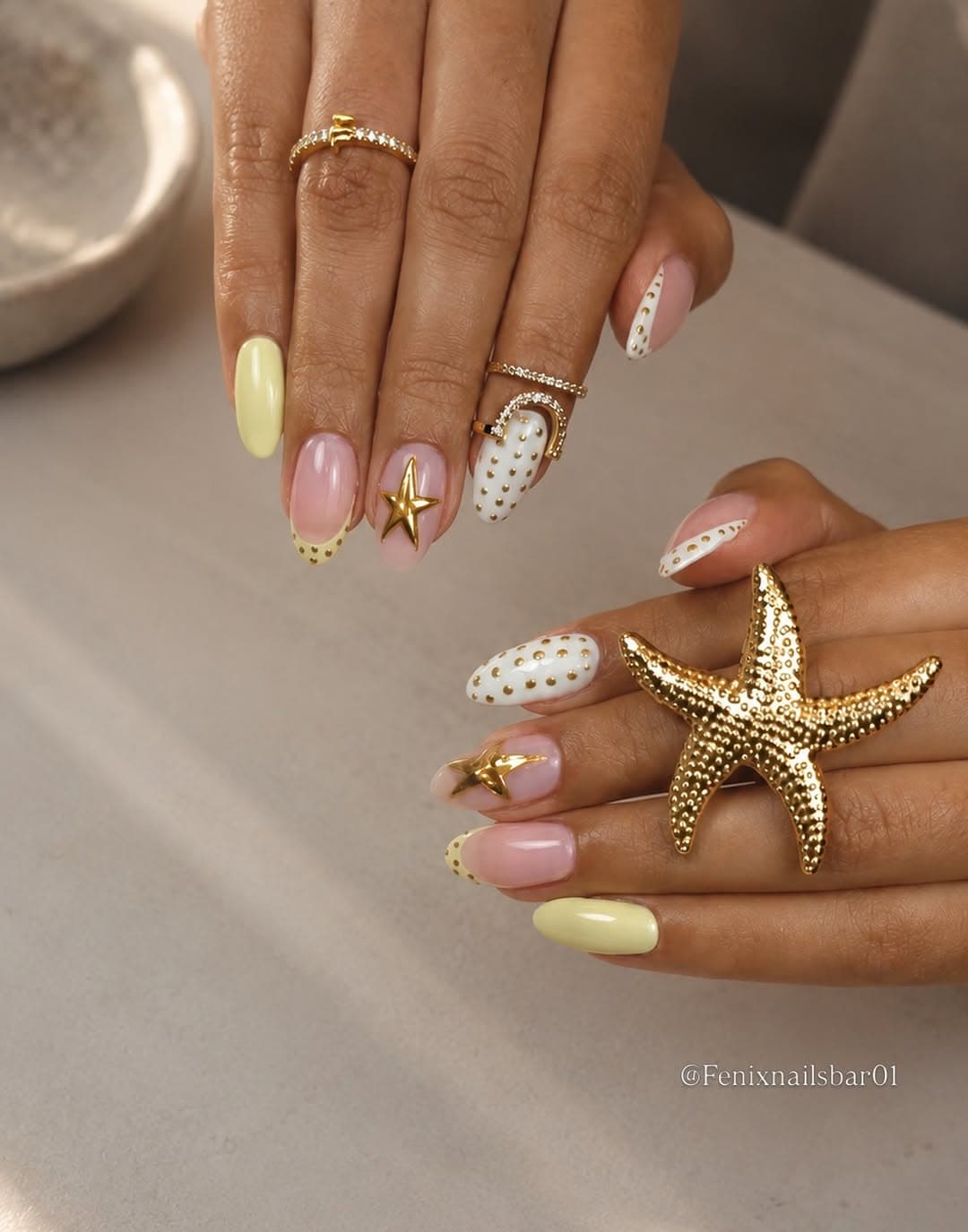 Uñas con acabado dorado y estrella de mar — Fénix Nails, Punta Cana